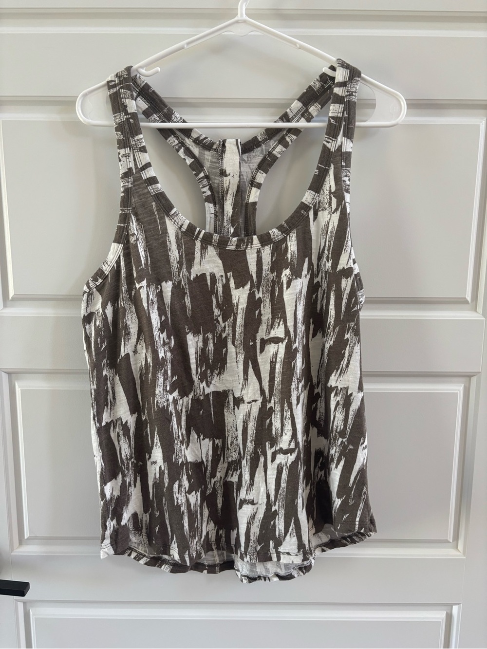 Banana Republic olive green & white abstract print Racerback Tank – Size Large